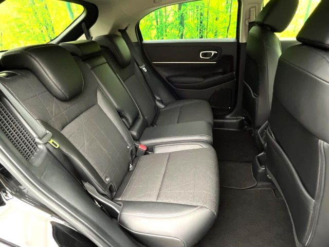 後部座席も気になるようなキズ・汚れやへたり等、大きなダメージはなく、良好な状態です。