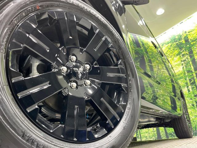 【グレード専用純正18インチアルミホイール】デザイン性の高い純正アルミホイールを装着しております。各種社外アルミホイールや、スタッドレスタイヤも取扱いしております。是非ご相談ください♪