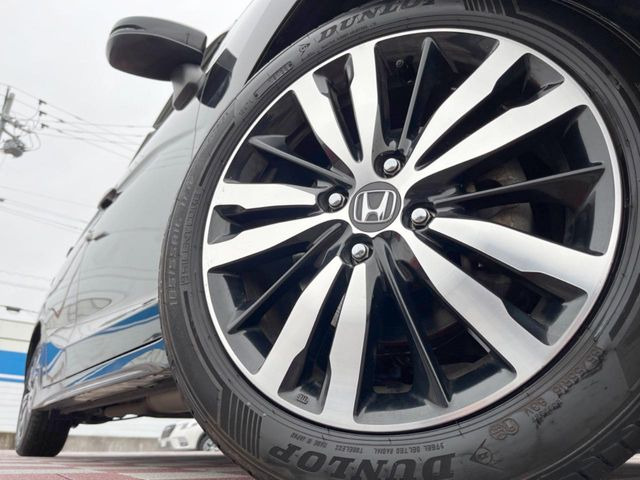 【純正16インチアルミホイール】外観にマッチした純正アルミホイールを装着しております。各種社外アルミホイールや、スタッドレスタイヤも取扱いしております。是非ご相談ください♪