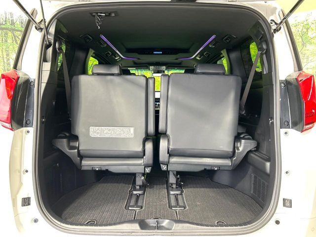 ���i�̂���������ʋ΁A���}���ɏ\���ȉ׎��X�y�[�X���m�ۂ��Ă���܂��B�Z�J���h�V�[�g��|���ƁA�傫�ȉו��̐ύڂ��\�ł���