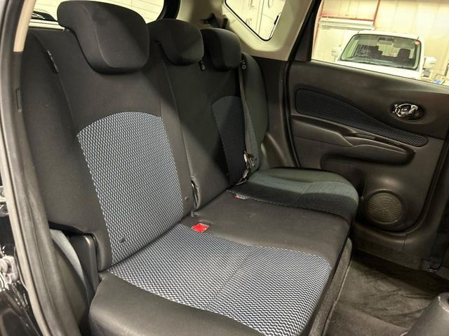 後部座席も気になるようなキズ・汚れやへたり等、大きなダメージはなく、良好な状態です。