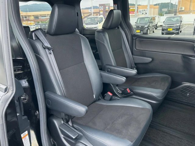 二列目中央はウォークスルーとなっております。二列目と三列目の移動や乗り降りがとっても楽になるので、乗り降りの際もストレスを感じることはありません♪