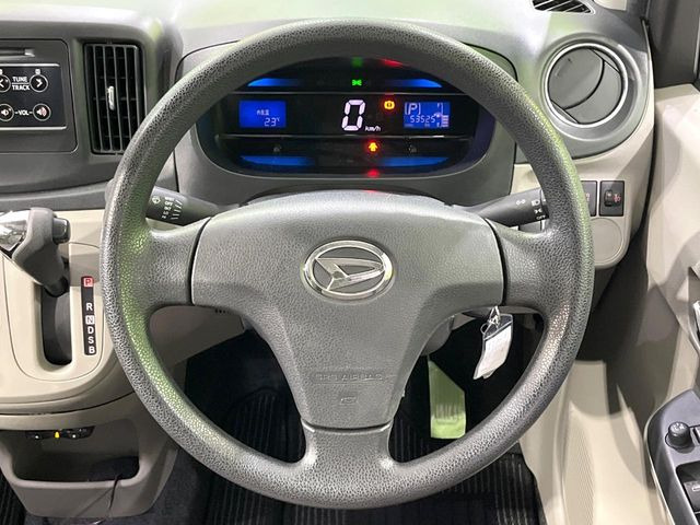 �C���e���A�ɍ��킹���f�U�C���̃X�e�A�����O�́A�^�]�������̂��Ƃ��l���A�^�]���₷���`��A�傫���ł��B�����x�A���ۂɐG���Ă��m���߂��������B