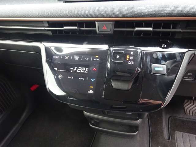 助手席への移動もスムーズにいけるインパネシフトを採用!足元が広々、ゆったり!また小物入れにもこだわりがあります。収納力もお任せ下さい。散らかりがちな車内もスッキリ!