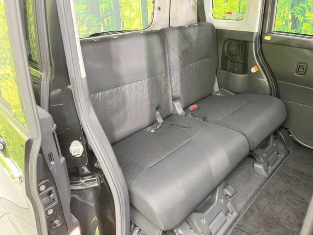 後部座席も気になるようなキズ・汚れやへたり等、大きなダメージはなく、良好な状態です。