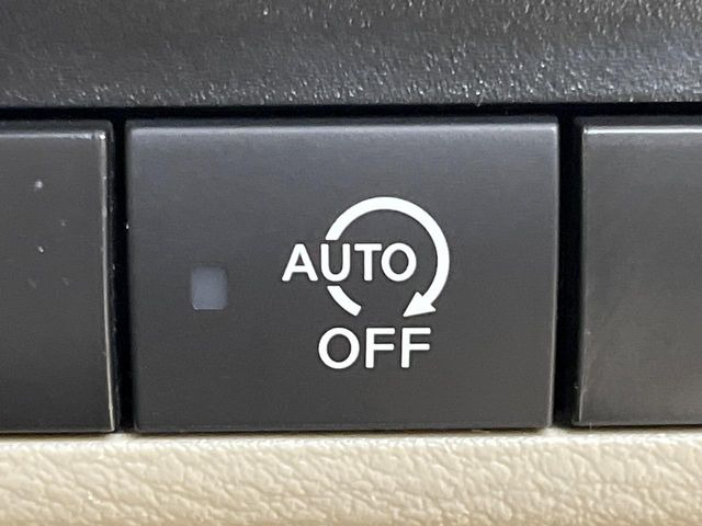 【アイドリングストップ】赤信号や渋滞で停車した際にエンジンを停止し、無駄な燃料の消費を抑えます。燃費向上や環境保護につなげる機能♪エンジンはブレーキを離せば再始動します。