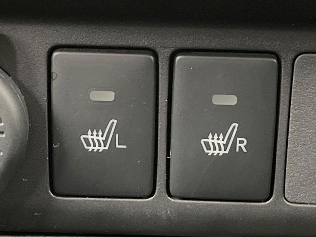 【シートヒーター】寒い日に重宝するシートヒーター!エアコンより早く温まってくれるので寒がりの人も安心ですね♪エアコンの温風は乾燥するから苦手、という方にもをおすすめです。