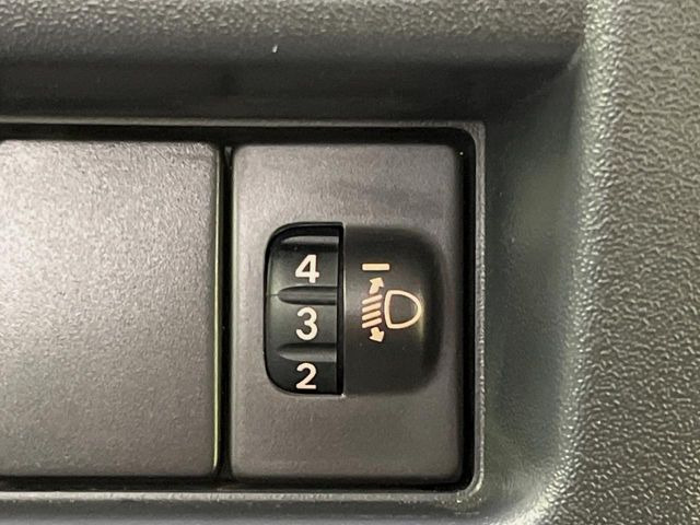 【ライトレベライザー】ヘッドライトの照射軸をダイヤルで上下に調整することができます。