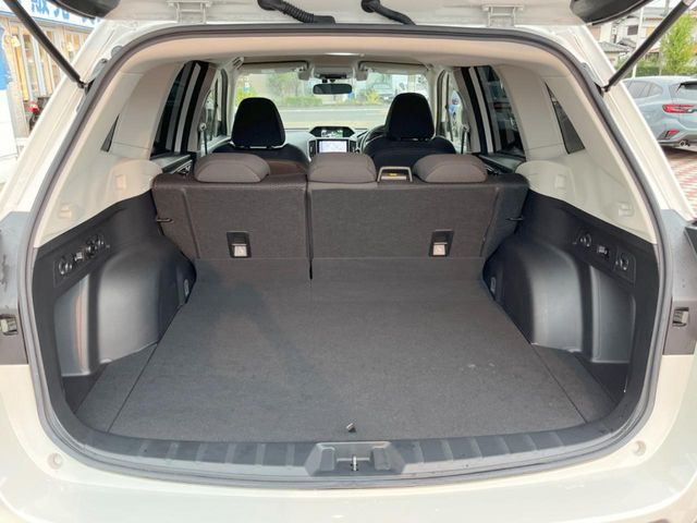 ���i�̂���������ʋ΁A���}���ɏ\���ȉ׎��X�y�[�X���m�ۂ��Ă���܂��B�Z�J���h�V�[�g��|���ƁA�傫�ȉו��̐ύڂ��\�ł���