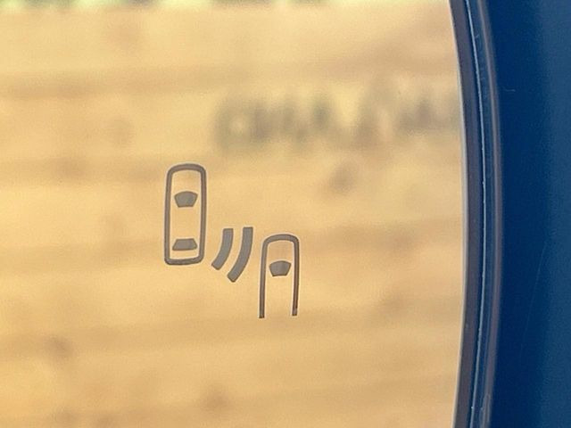 【ブラインドスポットモニター】走行中、ドアミラーの死角になりやすい箇所に後続車が接近するとサイドミラーのレンズに警告を表示!ドライバーに注意喚起をしてくれます。