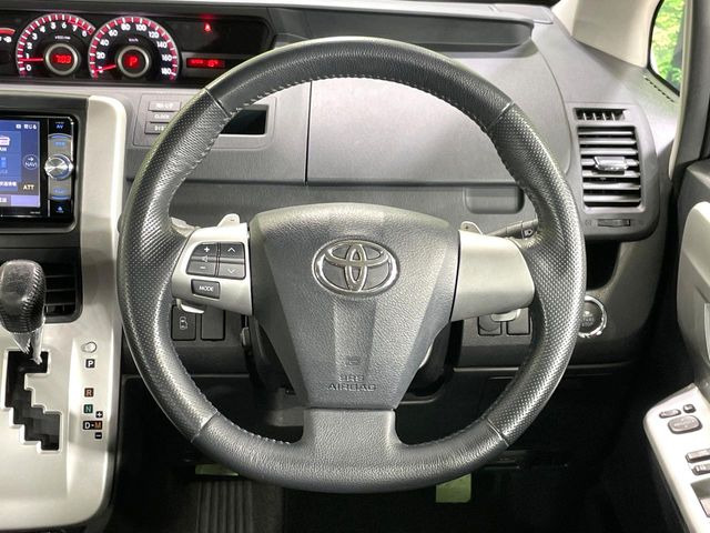 �C���e���A�ɍ��킹���f�U�C���̃X�e�A�����O�́A�^�]�������̂��Ƃ��l���A�^�]���₷���`��A�傫���ł��B�����x�A���ۂɐG���Ă��m���߂��������B