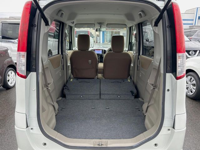ラゲッジルームは、大容量のスペースを確保。普段のお買い物からレジャーまで、幅広く活躍してくれます!また、リアシートを倒すことでバリエーション豊かにお使いいただけます。
