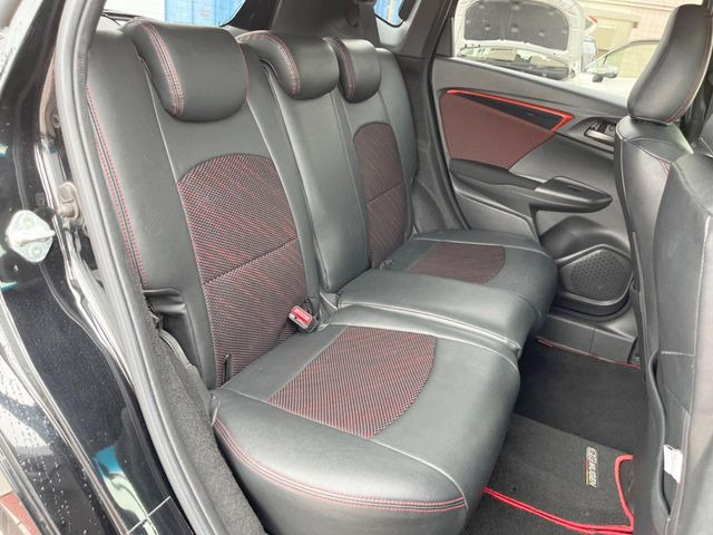 後部座席も気になるようなキズ・汚れやへたり等、大きなダメージはなく、良好な状態です。