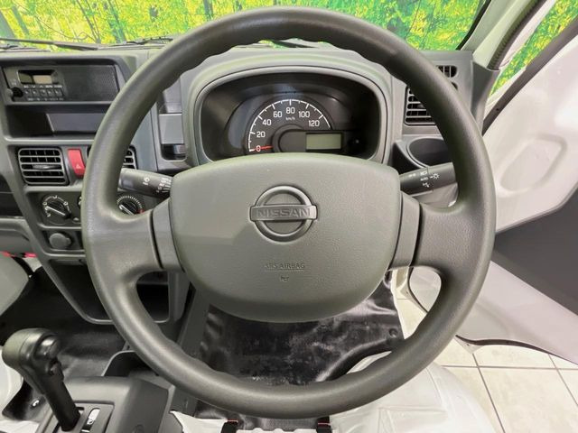 インテリアに合わせたデザインのステアリングは、運転される方のことも考え、運転しやすい形状、大きさです。是非一度、実際に触ってお確かめください。