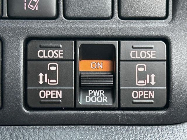 【両側パワースライドドア】スマートキーや運転席のスイッチで後席両側スライドドアの開閉が可能♪電動だから力を入れてドアを開ける必要が無く、小さなお子様でも簡単に開け閉めでき快適です♪
