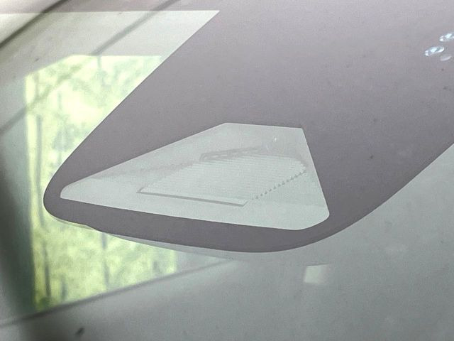 【ホンダセンシング】走行中に前方の車両等を認識し、衝突しそうな時は警報とブレーキで衝突回避と被害軽減をアシスト。より安全にドライブをお楽しみいただけます。