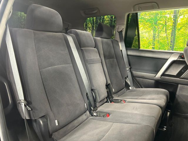 広々とした2列目シートは居住性が高く、居心地も快適!友達や家族とのお出かけにぴったりです。ベビーシートやチャイルドシート使用時も快適にお過ごしいただける十分な空間を確保しています。