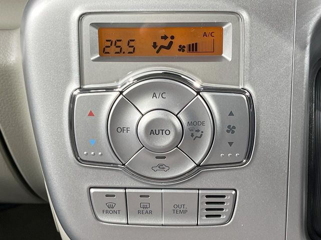 【オートエアコン】一度お好みの温度に設定すれば、車内の温度を検知し風量や温度を自動で調整。暑い…寒い…と何度もスイッチ操作をする必要はありません。快適な車内空間には必須の機能ですね♪
