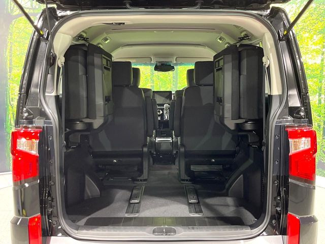 後席を格納すると、これだけの広さが!シーンに合わせたシートアレンジで、大きな荷物も積むことが出来ます♪