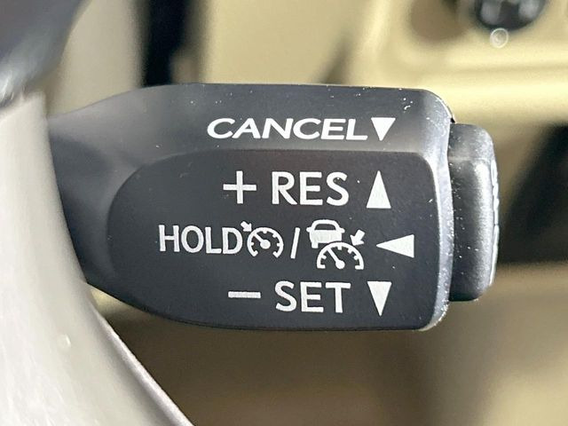 【レーダークルーズコントロール】高速道路での長距離走行が楽に!!自動で速度を保つクルーズコントロールが、衝突軽減システムと連携し、前方の車両を感知して車間を保つように速度調節してくれます!!