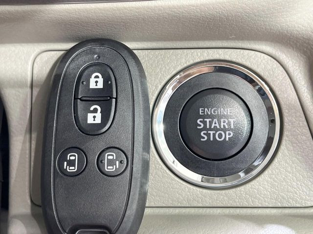 【キーレススタートシステム】カバンやポケットに入れたままでもドアの施錠・解錠が可能なスマートキーを装備。エンジンのオン・オフ時もカギを取り出す必要が無いからとっても便利です♪