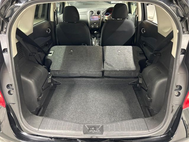 後席を格納すると、これだけの広さが!シーンに合わせたシートアレンジで、大きな荷物も積むことが出来ます♪