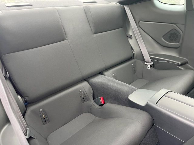 後部座席も気になるようなキズ・汚れやへたり等、大きなダメージはなく、良好な状態です。