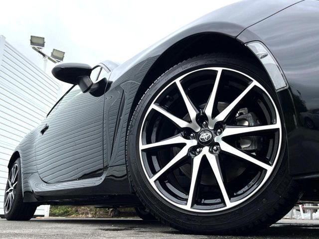 �y����17�C���`�A���~�z�C�[���z�O�ςɃ}�b�`���������A���~�z�C�[���𑕒����Ă���܂��B�e��ЊO�A���~�z�C�[����A�X�^�b�h���X�^�C�����戵�����Ă���܂��B���񂲑��k����������