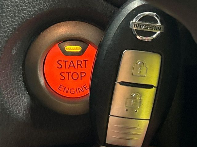 【インテリジェントキー】カバンやポケットに入れたままでもドアの施錠・解錠が可能なスマートキーを装備。エンジンのオン・オフ時もカギを取り出す必要が無いからとっても便利です♪