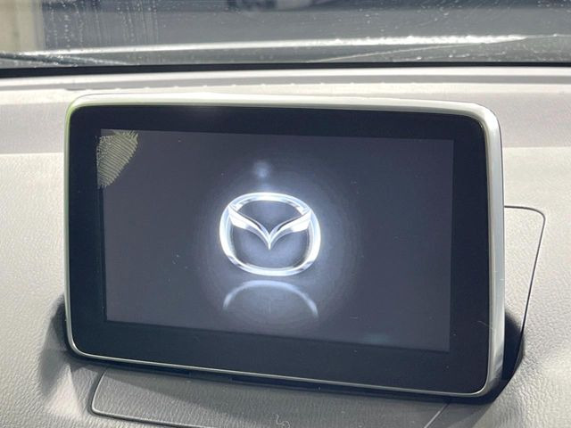 【マツダコネクトナビ】車内の雰囲気にマッチした一体型タイプのナビ。各種車輌設定やBluetooth再生等、様々な機能が楽しめます。直感的なダイヤル操作が可能で、使い勝手も良好です。