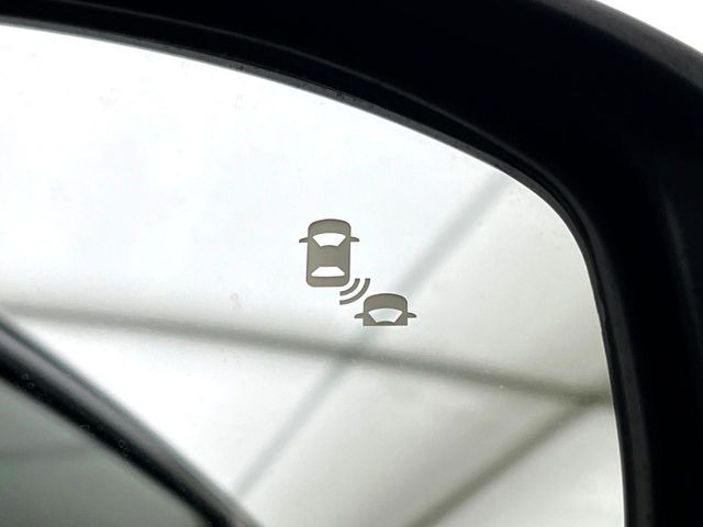 【アドバンスドルームミラー】後席の大きな荷物や同乗者で後方が確認しづらい時でも安心!カメラが撮影した車両後方の映像をルームミラー内に表示。クリアな視界で状況の確認が可能です!