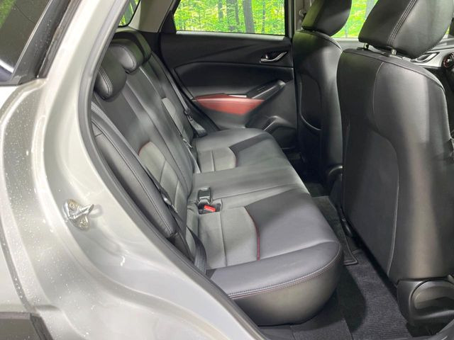 後部座席も気になるようなキズ・汚れやへたり等、大きなダメージはなく、良好な状態です。