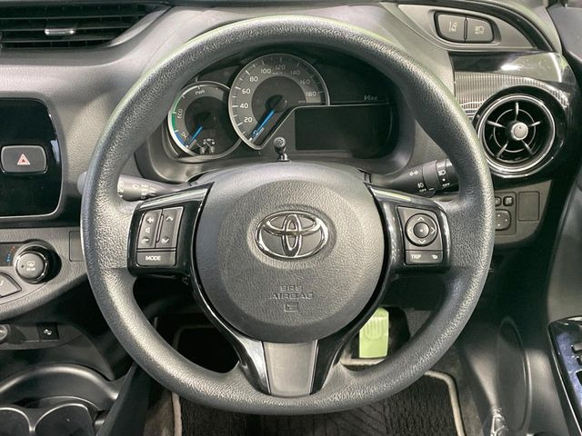 �C���e���A�ɍ��킹���f�U�C���̃X�e�A�����O�́A�^�]�������̂��Ƃ��l���A�^�]���₷���`��A�傫���ł��B�����x�A���ۂɐG���Ă��m���߂��������B