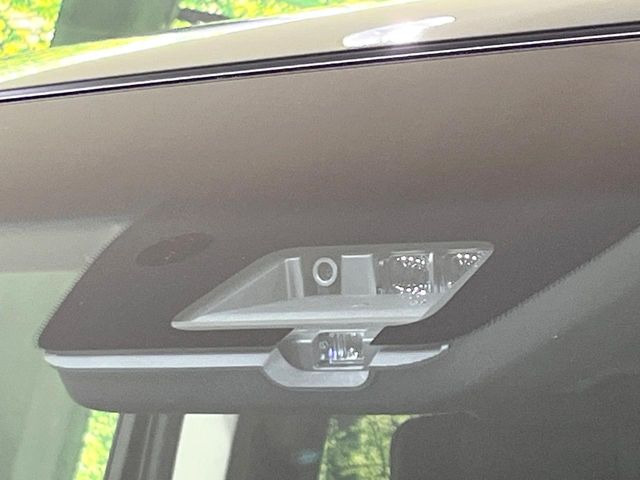 【三菱e-Assist】走行中に前方の車両等を認識し、衝突しそうな時は警報とブレーキで衝突回避と被害軽減をアシスト。より安全にドライブをお楽しみいただけます。