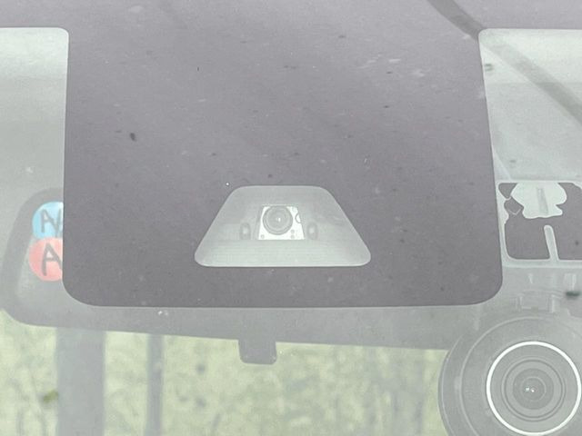 【スマートアシスト】走行中に前方の車両等を認識し、衝突しそうな時は警報とブレーキで衝突回避と被害軽減をアシスト。より安全にドライブをお楽しみいただけます。