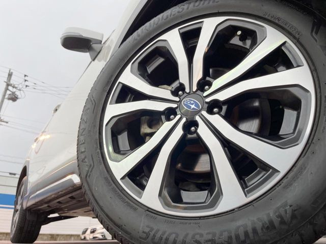 �y����18�C���`�A���~�z�C�[���z�O�ςɃ}�b�`���������A���~�z�C�[���𑕒����Ă���܂��B�e��ЊO�A���~�z�C�[����A�X�^�b�h���X�^�C�����戵�����Ă���܂��B���񂲑��k����������