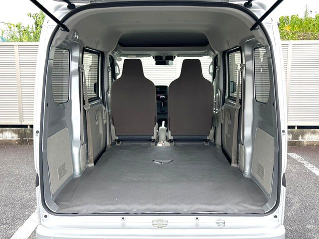 ���i�̂���������ʋ΁A���}���ɏ\���ȉ׎��X�y�[�X���m�ۂ��Ă���܂��B�Z�J���h�V�[�g��|���ƁA�傫�ȉו��̐ύڂ��\�ł���