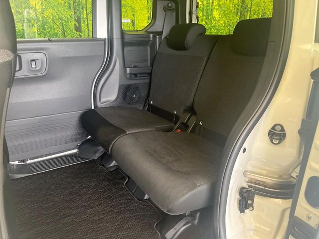 後部座席も気になるようなキズ・汚れやへたり等、大きなダメージはなく、良好な状態です。