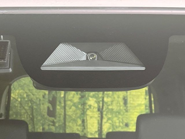 【ホンダセンシング】走行中に前方の車両等を認識し、衝突しそうな時は警報とブレーキで衝突回避と被害軽減をアシスト。より安全にドライブをお楽しみいただけます。