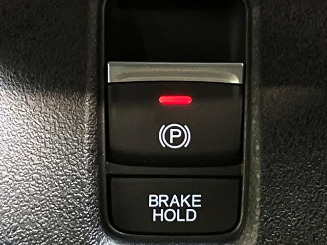 【電動パーキングブレーキ】パーキングブレーキは便利な電動式!ボタン一つで操作でき、アクセルを踏めば自動で解除されます♪レバーやペダルが無いので運転席廻りもすっきりしますね♪
