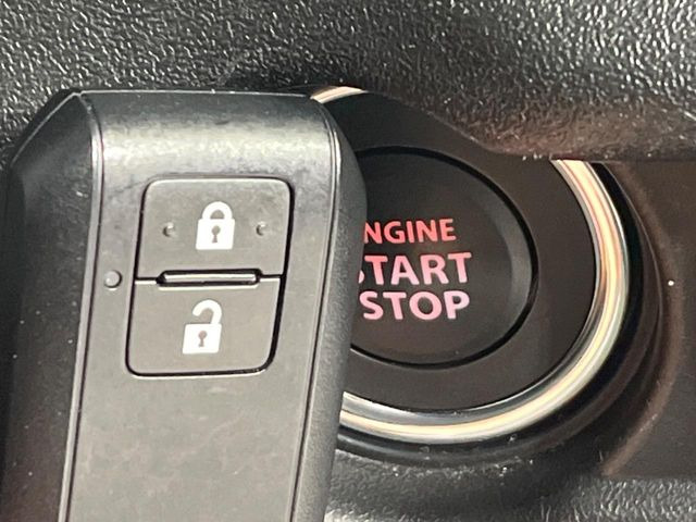 【キーレススタートシステム】カバンやポケットに入れたままでもドアの施錠・解錠が可能なスマートキーを装備。エンジンのオン・オフ時もカギを取り出す必要が無いからとっても便利です♪
