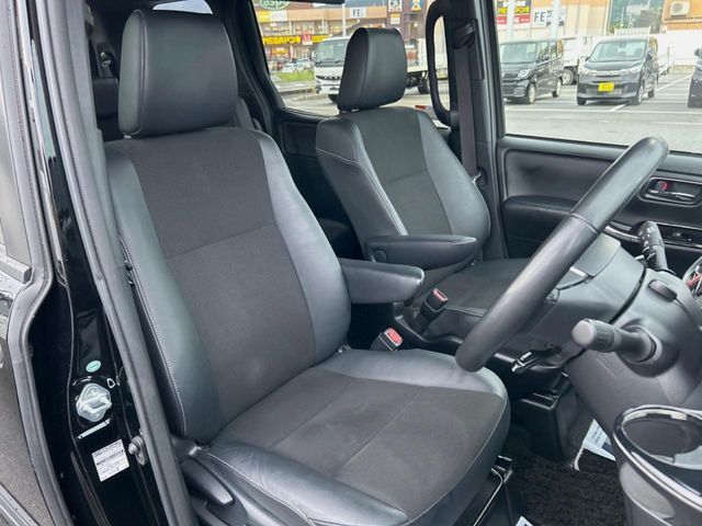 運転席まわりには十分なスペースがあり、大柄な方でもゆったり運転していただける環境です。