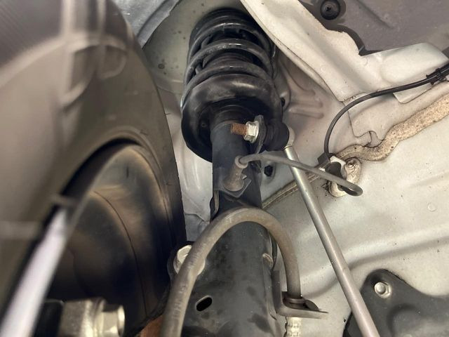 お車を安心してお乗りいただく為には、足回りの定期点検が欠かせません。サービスサポート(有償保証)では無料点検もご提供しており、安心のカーライフをお過ごしいただけるサポート体制が整っています。