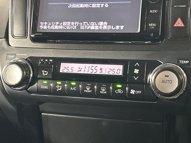 【左右独立型フルオートエアコン】運転席と助手席でそれぞれお好みの温度に設定可能。同乗者にも配慮した、快適な空調をお届け致します。