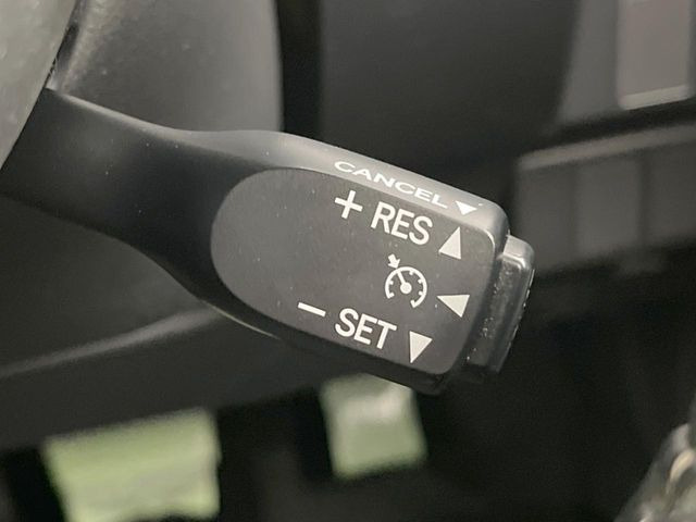 【クルーズコントロール】高速道路もラクラク走行。アクセルを離しても一定速度で走行ができ、長距離運転時の負担を軽減!加速・減速も簡単なスイッチ操作で調整できます。