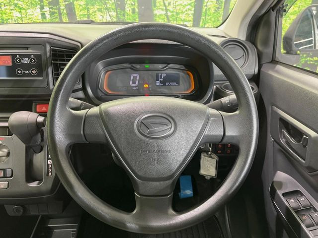 �C���e���A�ɍ��킹���f�U�C���̃X�e�A�����O�́A�^�]�������̂��Ƃ��l���A�^�]���₷���`��A�傫���ł��B�����x�A���ۂɐG���Ă��m���߂��������B