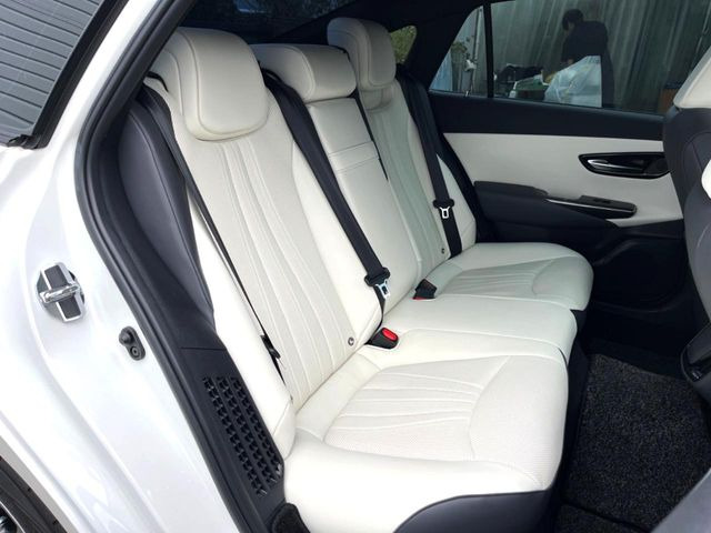後部座席も気になるようなキズ・汚れやへたり等、大きなダメージはなく、良好な状態です。