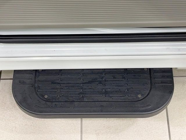 【電動サイドステップ】車高の高いお車でも、これがあれば小さいお子様の乗り降りも楽々♪スライドドアと連動して作動する為、煩わしい操作は不要です!