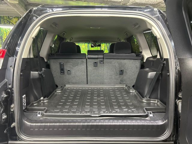 ラゲッジルームは、大容量のスペースを確保。普段のお買い物からレジャーまで、幅広く活躍してくれます!また、リアシートを倒すことでバリエーション豊かにお使いいただけます。