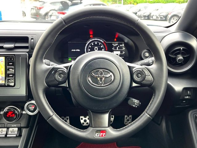 �y�����v�����X�e�A�����O�z�㎿�Ȋv���g�p���邱�ƂŁA��ɂ����������݂ƂĂ��^�]���₷���n���h���ł���